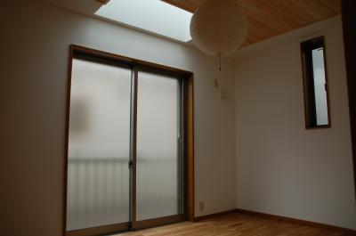 寝室（壁天井：スイス漆喰・床：チーク）