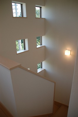 階段室　小型の窓を並べて最高を確保！外からのアクセントにも